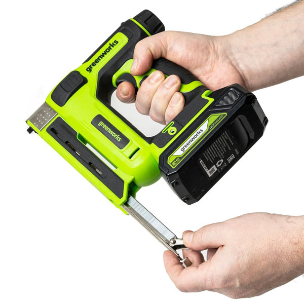 Пистолет аккумуляторный скобозабивной Greenworks G24CS10 24В 1 х 2,0 Ач (3400107CUA)